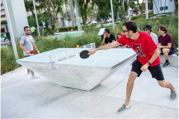 Pessoas jogando tênis de mesa no parque The Underline, em Miami, nos Estados Unidos.
