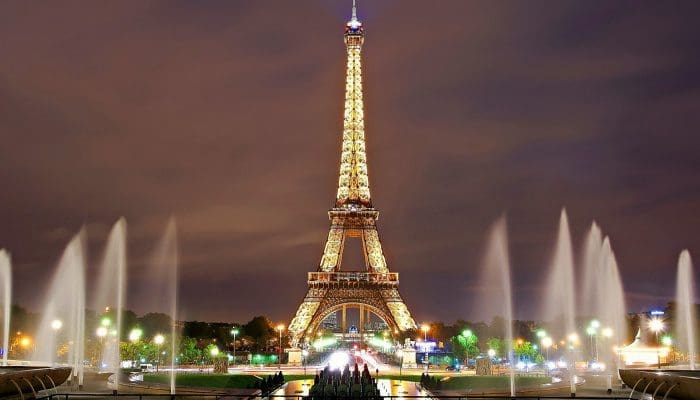 A Torre Eiffel, em Paris, um dos ícones da França (foto: Jean Beaufort - Public Domain)