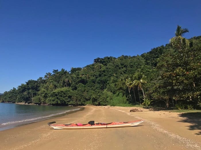 Praia em Paraty, no Rio de Janeiro, com equipamento para praticar esporte aquático. (Foto: Divulgação)