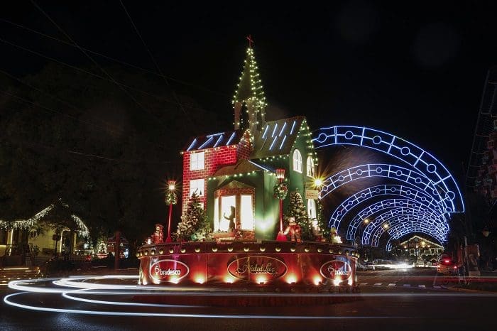 Foto do 36º Natal Luz de Gramado (RS) - Decoração da Cidade. Nesta edição de 2022, os arcos da Avenida Hortênsia serão iluminados com materiais modernos nas próximas semanas.