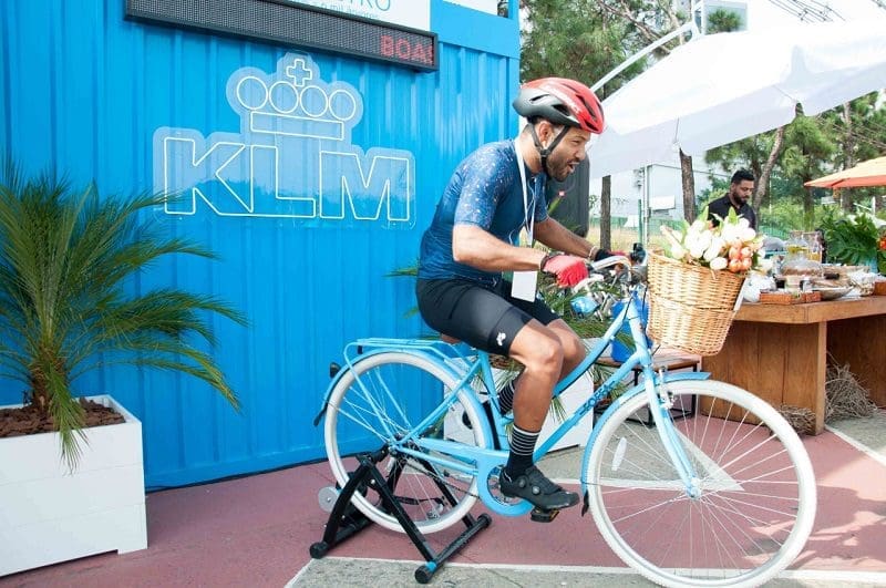 Foto de um ciclista na KLM Bike House. A KLM bateu a meta dos 150 mil km pedalados e plantará 6 mil árvores na Amazônia em novembro.