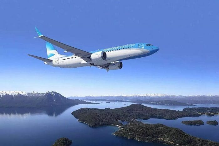 aviao_da_aerolineas_argentinas_voando Avião da Aerolíneas Argentinas sobrevoando Bariloche, na Argentina.