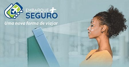 Banner do Programa Embarque +Seguro, com uma mulher negra, de blusa amarela e cabelo preso, tendo seu rosto escaneado por um toten. Em seus rosto, para mostrar o scan, há pontos azuis. O nome do programa está acima do toten, com o slogan.