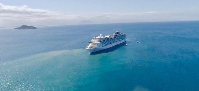 Foto de um cruzeiro navegando nos mares de Búzios. Para a temporada 2022/2023, a expectativa é de que Búzios receba 300 mil cruzeiristas.