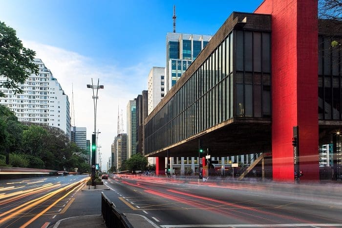 Vista da Avenida Paulista, em São Paulo - SP, com o MASP, á direita da foto.