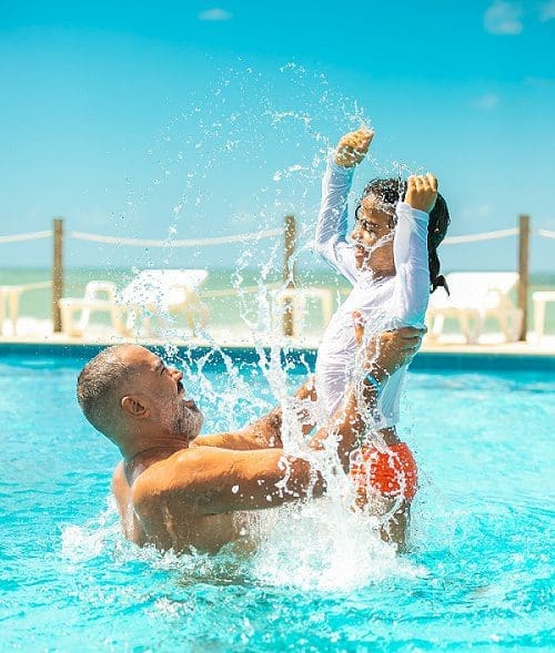 Pai e filho dentro da piscina de um hotel em Porto de Galinhas - PE.