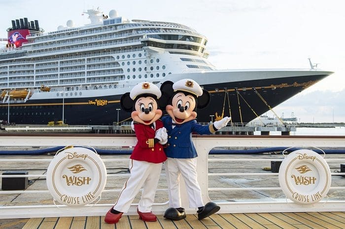 Navio Disney Wish, com Minnie e Mickey à frente.