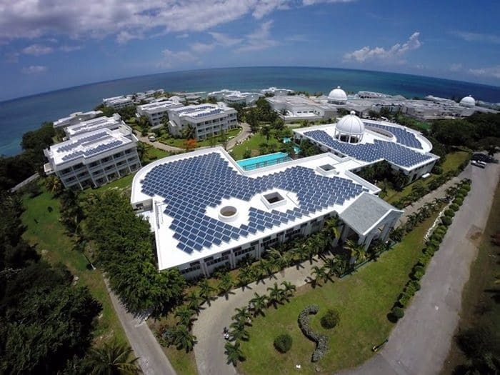 grand_palladium_jamaica_resort_&_spa_y_grand_palladium_lady_hamilton_resort_&_spa Vista de cima do Grand Palladium Jamaica Resort & Spa e Grand Palladium Lady Hamilton Resort & Sp, mostrando os painéis solares instalados no complexo.