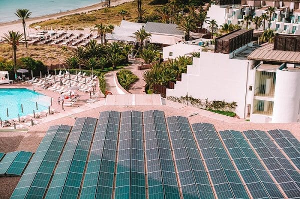 Vista dos painéis solares instalados no Hard Rock Hotel Ibiza. Há também uma vista parcial da praia, no canto superior esquerdo da foto, e da piscina do hotel, também à esquerda da foto, mais abaixo.