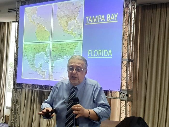 Foto de representante do Tampa Bay, Flórida, durante apresentação do destino no Visit USA 2022.