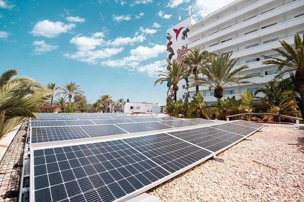 Vista dos painéis solares instalados no Ushuaia Ibiza Beach Hotel.
