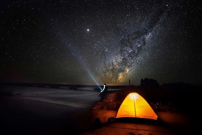visit_argentina-envia_carta_coinvite_a_elon_musk Imagem de um camping sob as estrelas na Argentina á noite, que o Visit Argentina enviou na carta-convite á Elon Musk.
