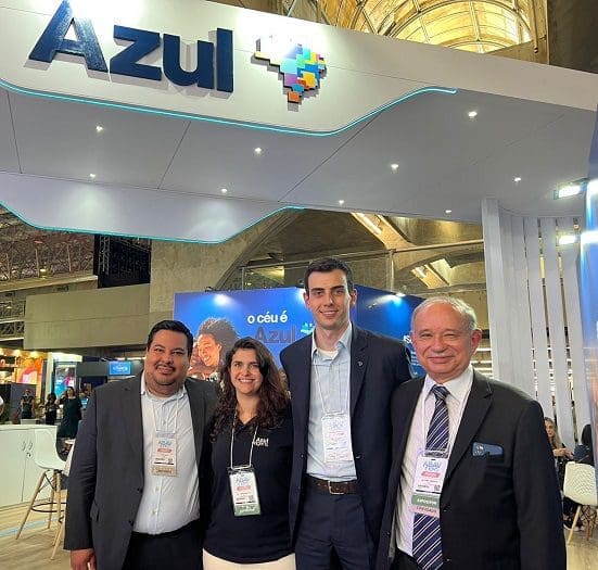 Da esquerda para a direita: Vitor Silva, Giulliana Mesquita, Fábio Campos e Antônio Américo, representantes da Azul e Azul Viagens na 49ª ABAV Expo. Na feira, a Azul anunciou novos voos partindo do Recife para o Uruguai e a Flórida.