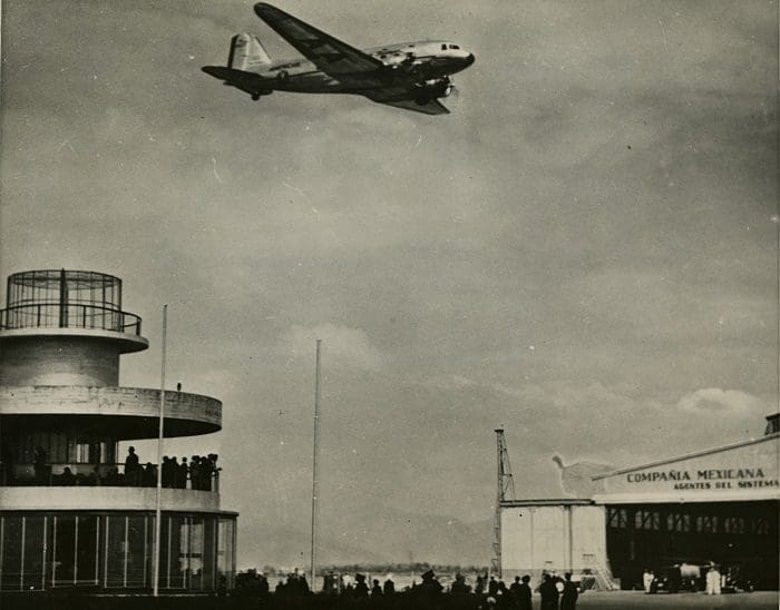 Primeiro voo da American Airlines de Dallas (EUA) para a Cidade do México (MEX). O voo foi realizado com aeronave Douglas DC-3.