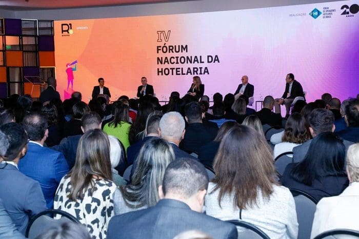 Participantes assistem a uma das palestras do IV Fórum Nacional de Hotelaria.