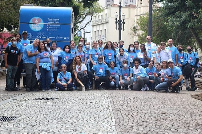 BANHO - Largo Paissandu_25_09 Equipe da ONG Banho Solidário Sampa no Largo Paissandu, em São Paulo. Empresas de turismo apoiam o jantar