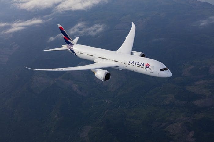 Avião da LATAM voando. A companhia inicia os voos de Guarulhos para Boston