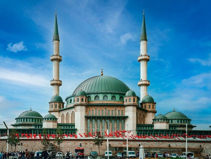 Fachada da Taksim Mosque, em Istambul, na Turquia. É uma das mesquitas da cidade. O Touristanbul, da Turkish Airlines, convida os passageiros com longas conexões à um city tour pela cidade