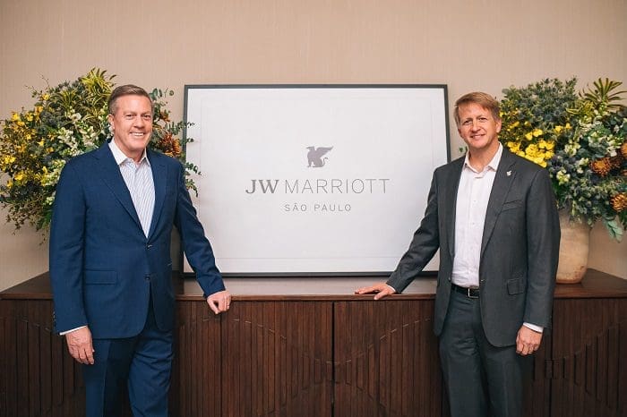 unnamed - 2022-10-06T181400.585 Craig S Smith (presidente do Grupo e diretor administrativo da divisão Marriott International), e David Marriott (presidente do Conselho da Marriott International), na festa de abertura do JW Marriott Hotel São Paulo