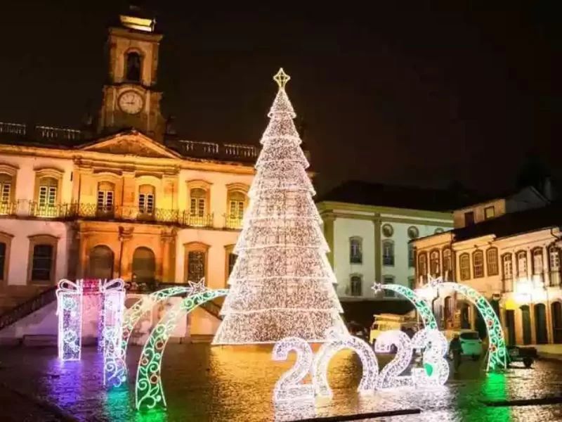Árvore de Natal de 18 metros na Praça Tiradentes, em Ouro Preto (foto Divulgação Ane Souz)