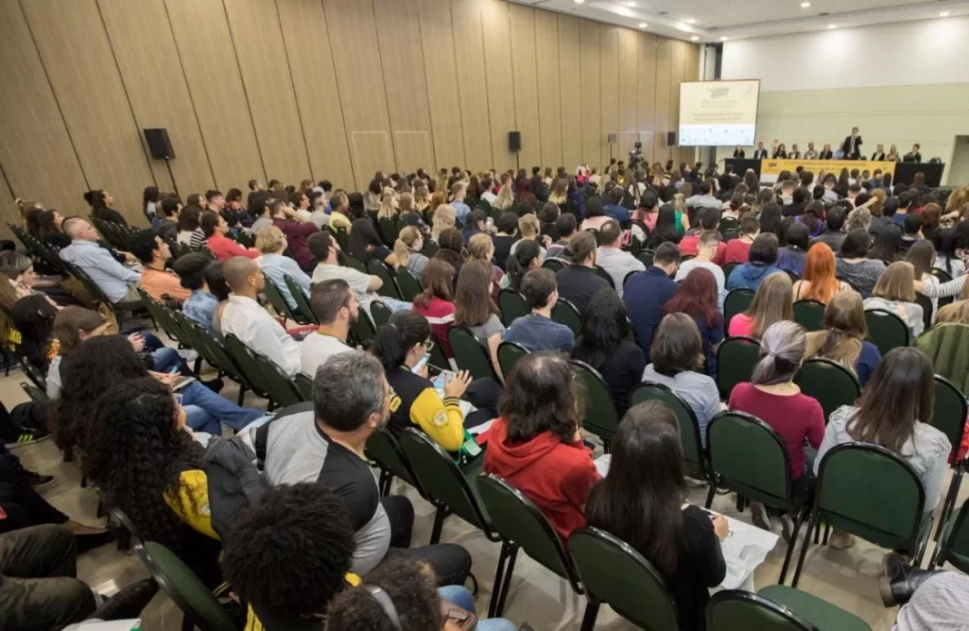 Fórum de Turismo do Iguassu recebe trabalhos de todo o Brasil 16º Fórum Internacional de Turismo do Iguassu recebe trabalhos científicos de todo o Brasil (Foto: Divulgação)