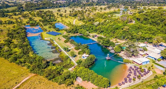 Nascente-Azul---balneario Vista aérea do balneário da Nascente Azul. A Nascente Azul realiza projetos sociais em Bonito