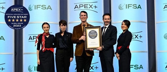 air_france_e_certificada_como_5_estrelas_apex Representantes da Air France recebem a certificação cia 5 estrelas da APEX. É a primeira vez que a Air France é certificada com 5 estrelas pela APEX.