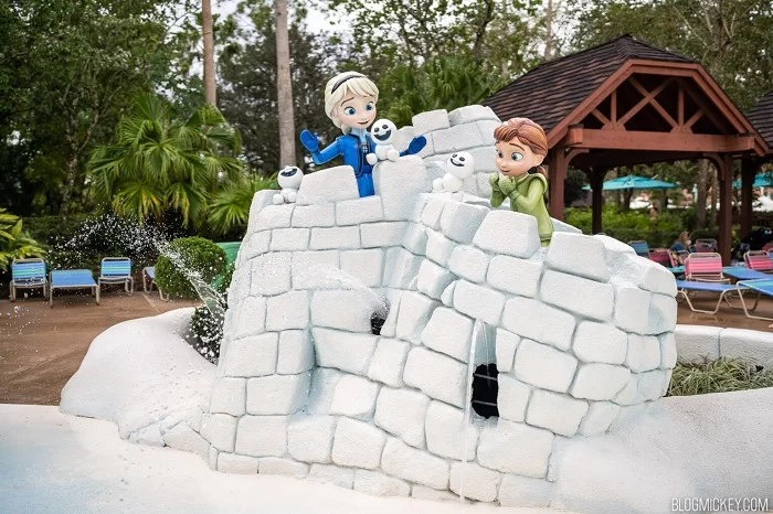 Anna e Elsa controem castelo no Tike´s Peak.