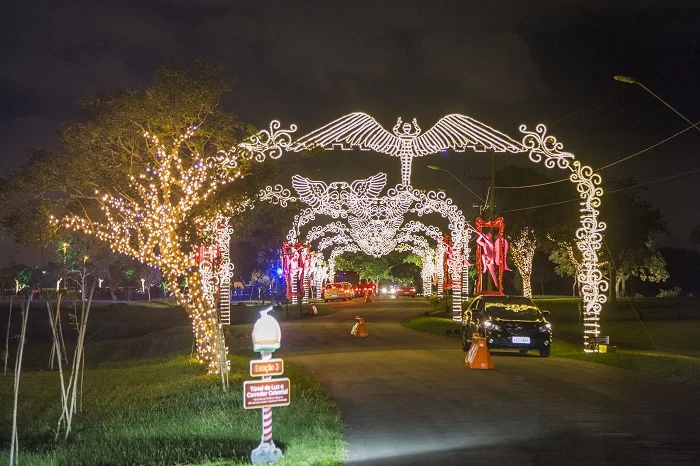 caminhos_de_luz_em_curitiba Trecho do Caminho de Luz em Curitiba à noite. O Novo lote para a atração será aberto nesta quinta-feira.