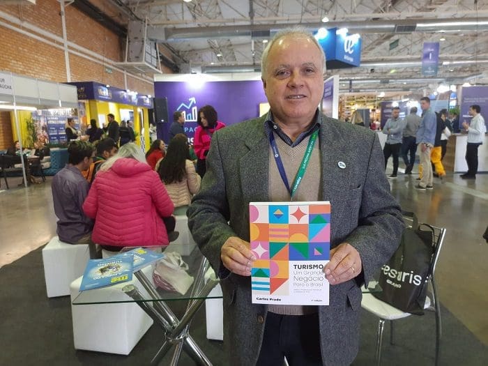 Carlos Prado, fundador e presidente do Grupo Tour House, lança seu livro 