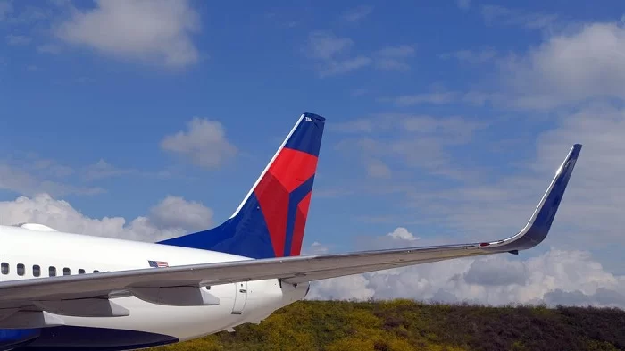 delta_fecha_parceria_com_aero_design_labs Imagem de uma asa de um avião da Delta, mostrando a instalação de winglets aprimorados, e agora Delta faz uma parceria com a Aero Design Labs