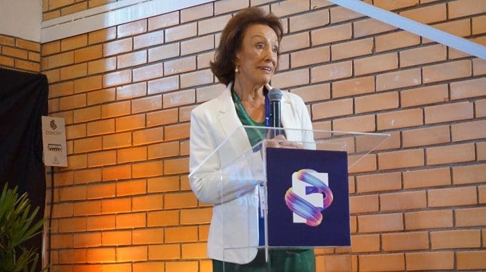 Jussara Höppner, diretora do Mini Mundo, agradece o Troféu Sílvia e Zorzanello na Festuris 2022.