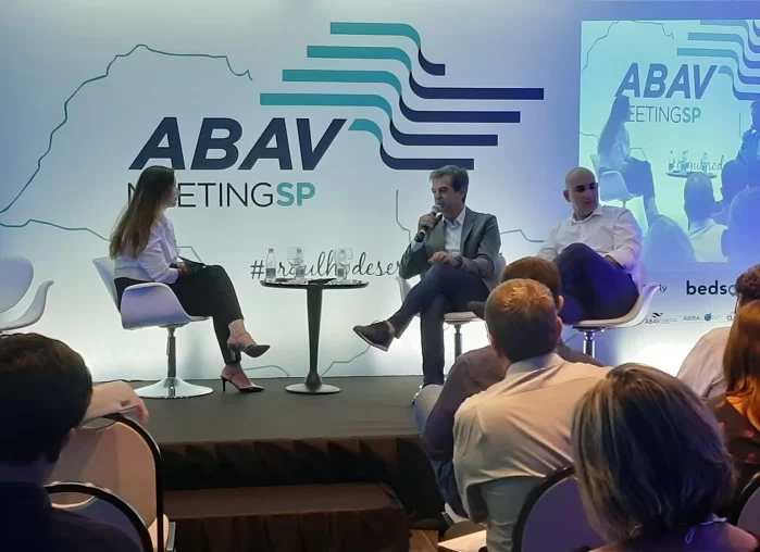 Natália Strucchi, diretora de redação do Mercado & Eventos; Paulo Henrique Pires, diretor de vendas da Localiza, e Jamyl Jarrus Junior, diretor comercial da Movida, palestraram no AbavMeeting SP.