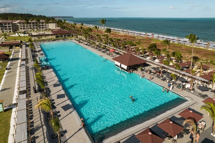 Visão superior da piscina do Vila Galé Alagoas, que foi o 10ª hotel do grupo inaugurado no Brasil.