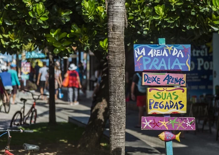 PRAIA DE PORTO DE GALINHAS_IPOJUCA_PE Praia de Porto de Galinhas, em Ipojuca. A foto mostra placas coloridas, pedindo para deixar apenas pegadas na areia da praia. Ipjuca está entre os destinos turísticos de Pernambuco mais procurados para o final de ano.