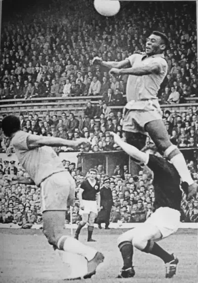 Impulsão fenomenal: com apenas 1m73, Pelé fez muitos gols de cabeça, dois deles em finais de Copas do Mundo