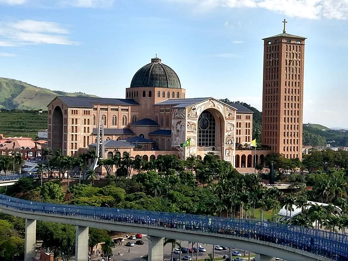 Visão exterior do Santuário Nacional de Aparecida. O Santuário faz parte do novo roteiro da Turismo de Fé.