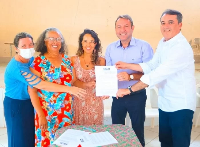 Autoridades do Turismo de Jão Pessoa mostram documento que João Pessoa firmou Termo de Cooperação para turismo comunitário