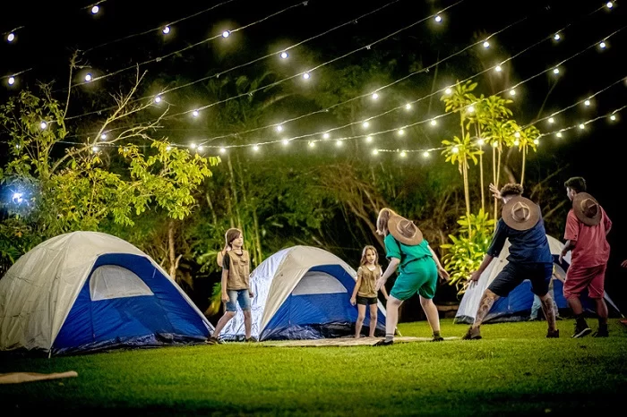 Recreadores brincam no acampamento com as crianças no Hotel Fazenda Encanto da Roça, o primeiro hotel fazenda inclusivo em SP
