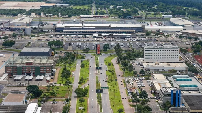 aeroporto_de_brasilia_foto_reproducao_facebook Vista aérea e externa do Aeroporto Internacional de Brasília, que prevê receber 150 mil passageiros para a posse de Lula.