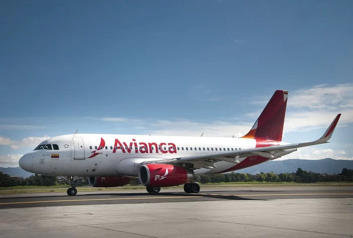 Avião da Avianca parado na pista. Manaus e Belo Horizonte: Avianca anuncia voos diretos para Bogotá.