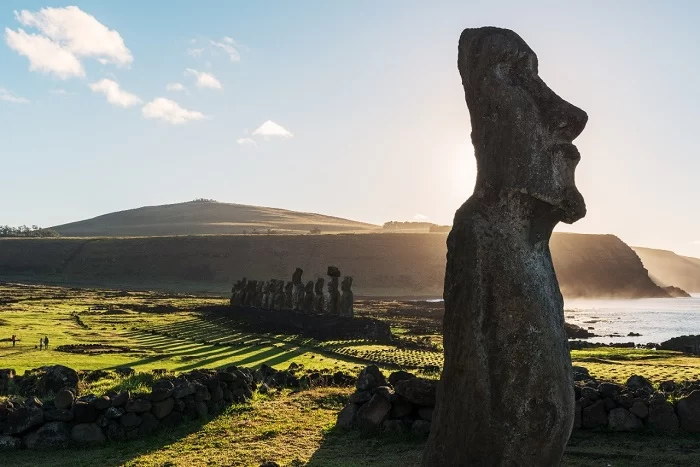 Esculturas da Ilha de Rapa Nui. O Chile retira PCR como requisito de entrada em Rapa Nui