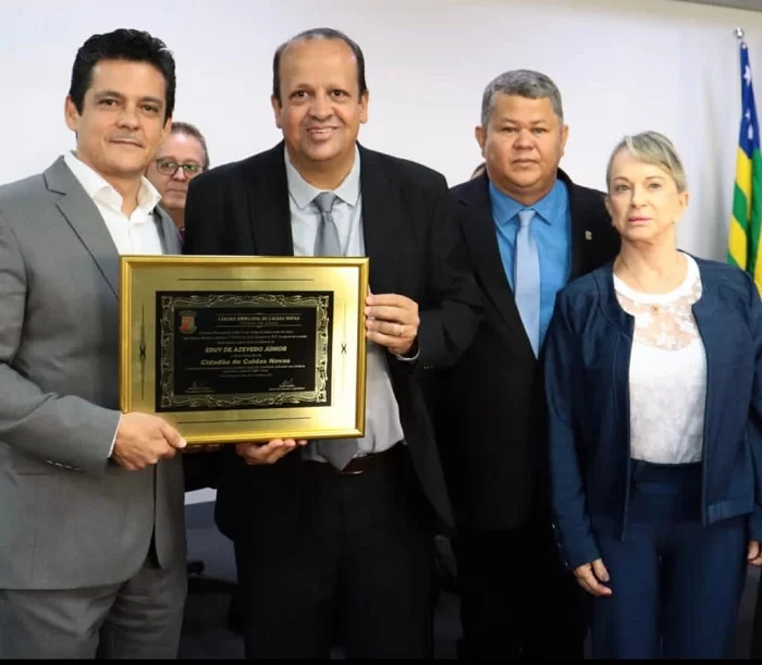 eduy_azevedo_da_wam_hoteis_recebe_titulo_de_cidadao_honorario_de_caldas_novas Da esquerda para a direita: Eduy Azevedo, diretor executivo da WAM Hotéis; Saulo Inácio, vereador por Caldas Novas (GO), Kleber Marra, prefeito da cidade; e a deputada federal, Magda Mofatto