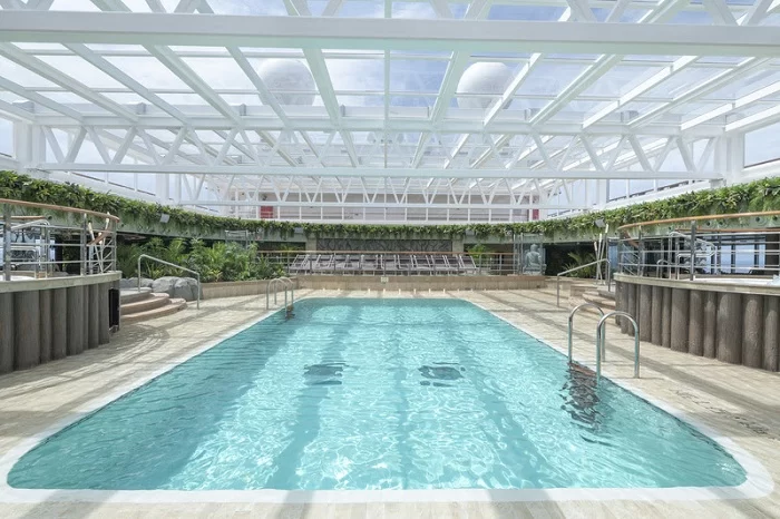 Imagem da piscina Jungle Pool do MSC Seaview. O MSC Seaview chega ao Rio amanhã, 06.
