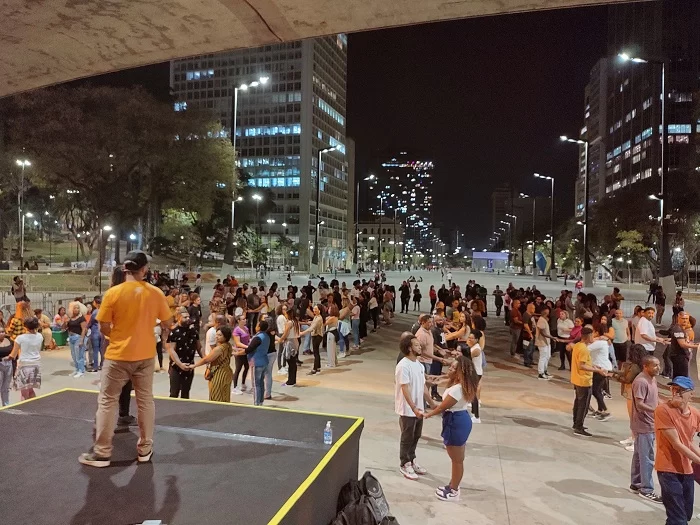 Pessoas fazendo aula de dança no Novo Anhangabaú, que oferece turismo urbano nesse fim de ano