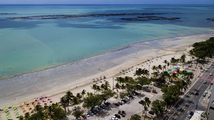 novotel_maceio_pajucara_accor_assina_acordo_para_abertura_do_hotel_em_alagoas Vista aérea de uma praia em Alagoas. Novotel Maceió Pajuçara: Accor assina contrato para abertura do hotel.