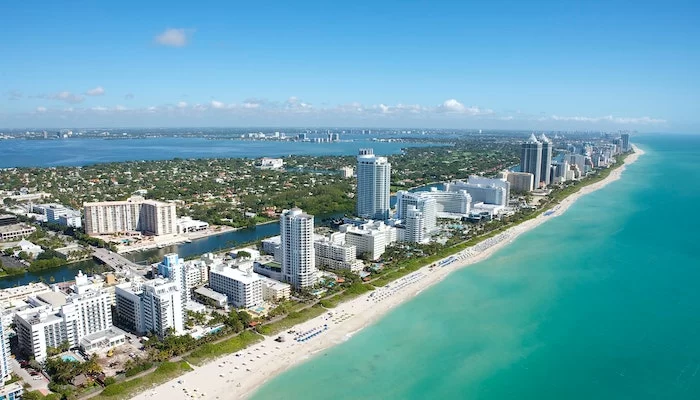 pexels-antonio-cuellar-4366062 Vista áerea da praia de Miami, com prédios. LATAM recupera 100% de capacidade da rota Guarulhos-Miami.
