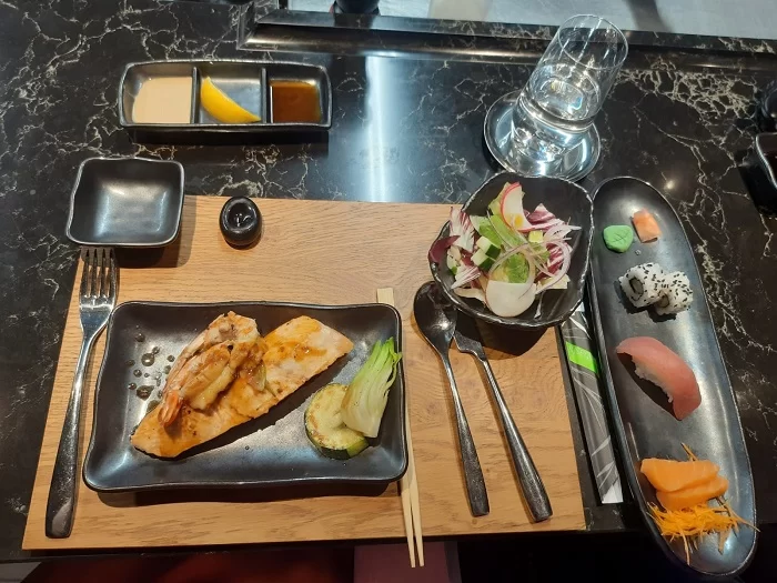Da esquerda para direita: Salmão do Atlântico com camarões tigre, salad teppan e sashimi de salmão do Restaurante Kaito Teppanyaki