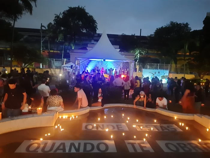 Soltura das velas durante o evento sobre o Pacífico Colombiano