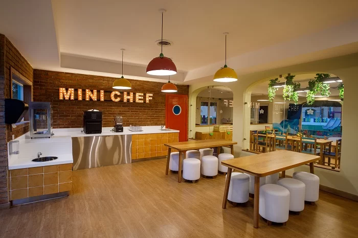 Interior do Espaço Mini Chef do Star Camp do hotel Iberostar Selection Hacienda Dominicus
